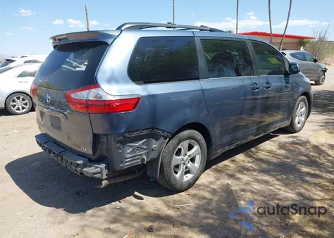 2015 Toyota Sienna Le 8 Passenger z USA, uszkodzony, nr VIN 5TDKK3DC5FS595278